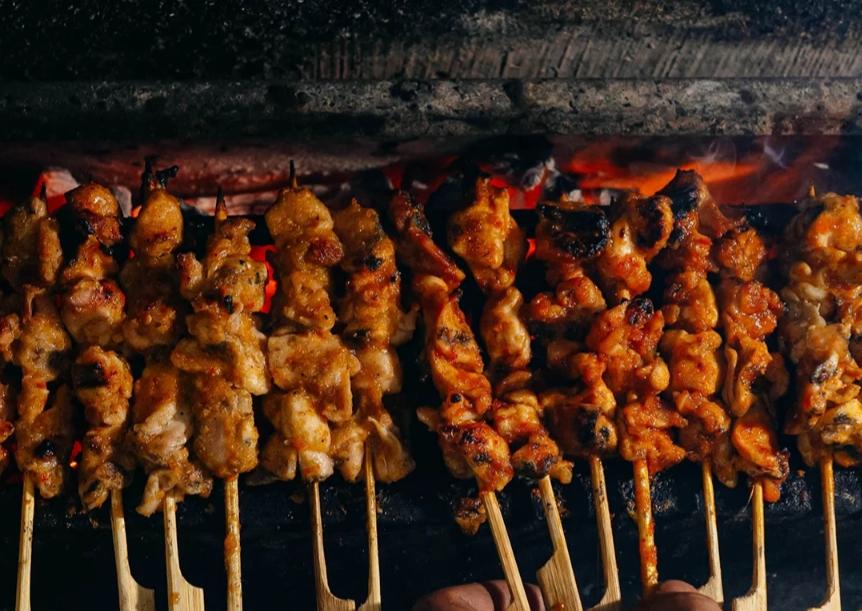 GURIH LEZAT: Sate Mari Kerjo saat sedang dibakar untuk disajikan kepada pelanggan.
