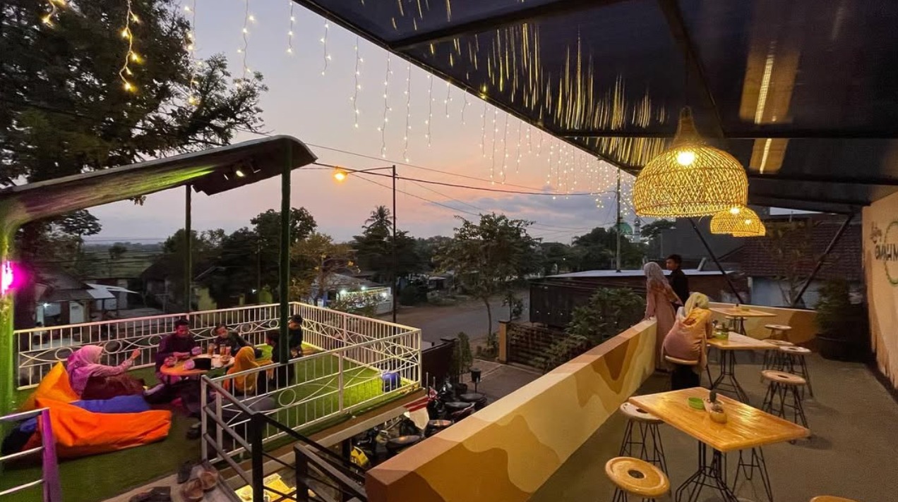 HANGAT: Omah Mantri Health & Cafe, kafe dengan suasana yang terasa hangat dan ramai, terutama saat malam minggu tiba, ketika lampu-lampu temaram berpadu dengan iringan live music.