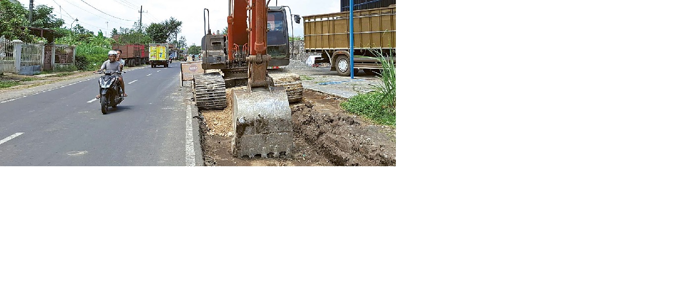 PROGRESNYA LAMBAT: Alat berat terus stand-by di Desa Banjarejo, Kecamatan Pagelaran. Proyek jalan sejauh 30 km itu masih terkendala pembebasan lahan.