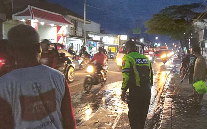 LUKA PARAH DI KEPALA: Polisi melakukan olah TKP di lokasi kecelakaan di Jalan Raya Desa Codo, Kecamatan Wajak, Minggu sore (26/10).
