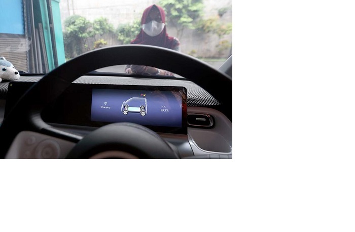 HOME CHARGING: Tanda pengisian daya listrik menyala selama proses charging berlangsung.