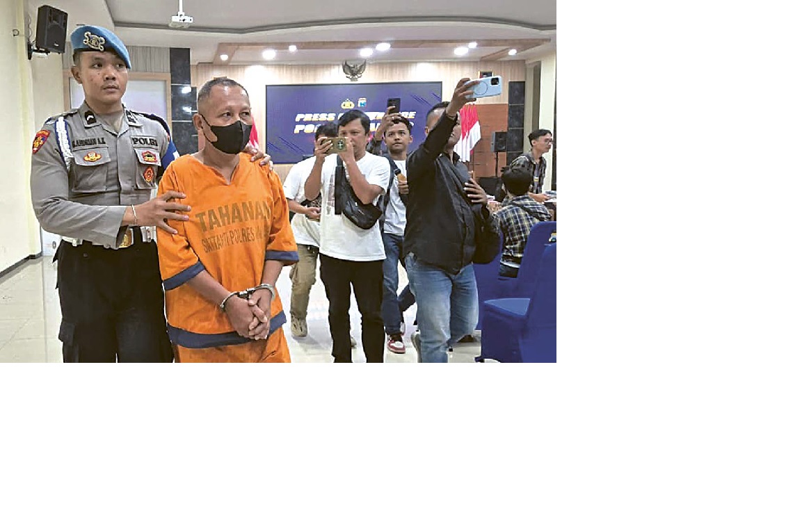 SAD IS: Fadli Amin, 54, pelaku pembunuhan terhadap istri sirinya ditunjukkan kepada awak media, kemarin
