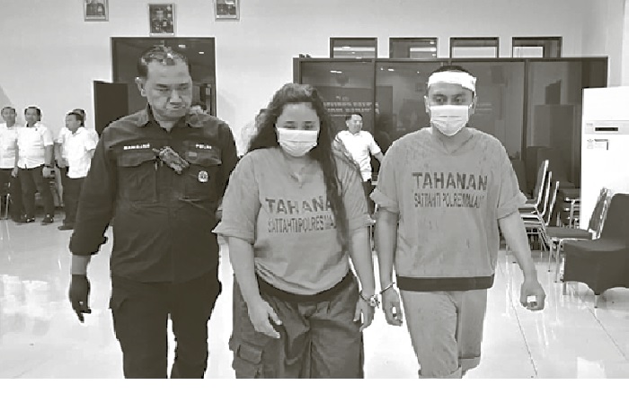 ADA UNSUR PEMAKSAAN: HLF alias Koko, 28, bersama istrinya DA CT alias Dinda, 30 jadi tahanan Polres Malang setelah menganiaya adik kandungnya.