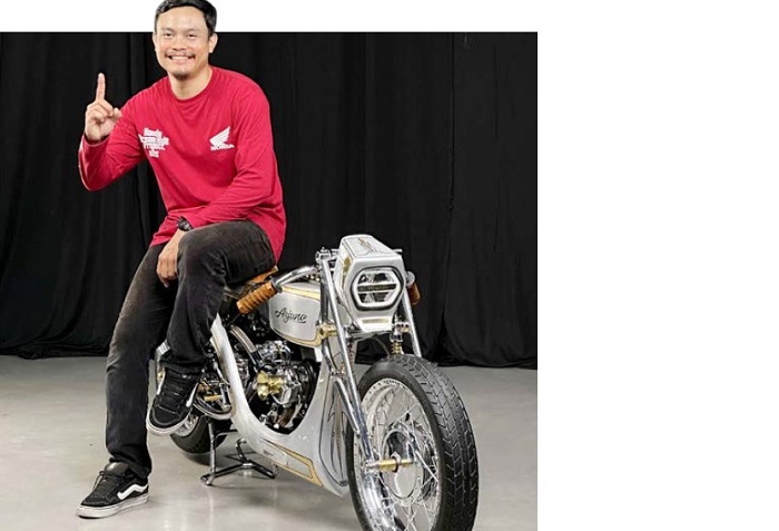 MAHAKARYA: Vulla Hendrata menunjukkan koleksi motor custom yang diberi nama Arjuno di bengkel Ultimate Custom.