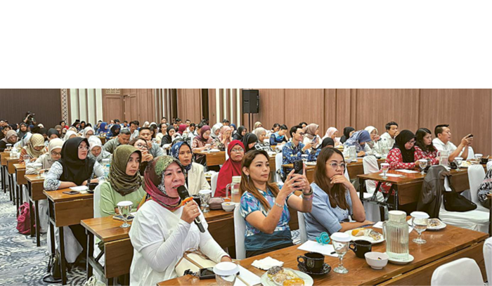 UNTUK BURUH DAN PETANI: Rekapitulasi daftar penerima BLT cukai dilakukan Pemkab Malang di Grand Jayakatwang, Sanaya Resort, Desa Ngijo, Karangploso, kemarin. Foto kanan, perwakilan pabrik rokok turut.