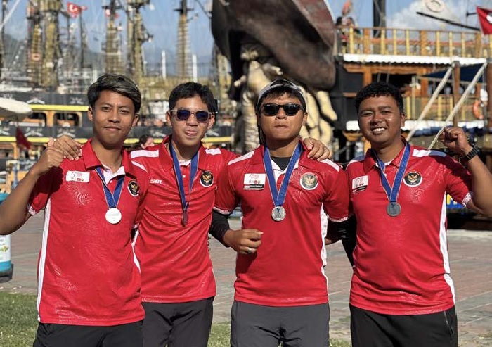 MEMBANGGAKAN: Naufal Hammam (kiri) bersama atlet Paralayang Indonesia meraih medali perak dalam ajang 13th World Paragliding Accuracy Championship di Kota Alanya, Turki, awal Oktober lalu.