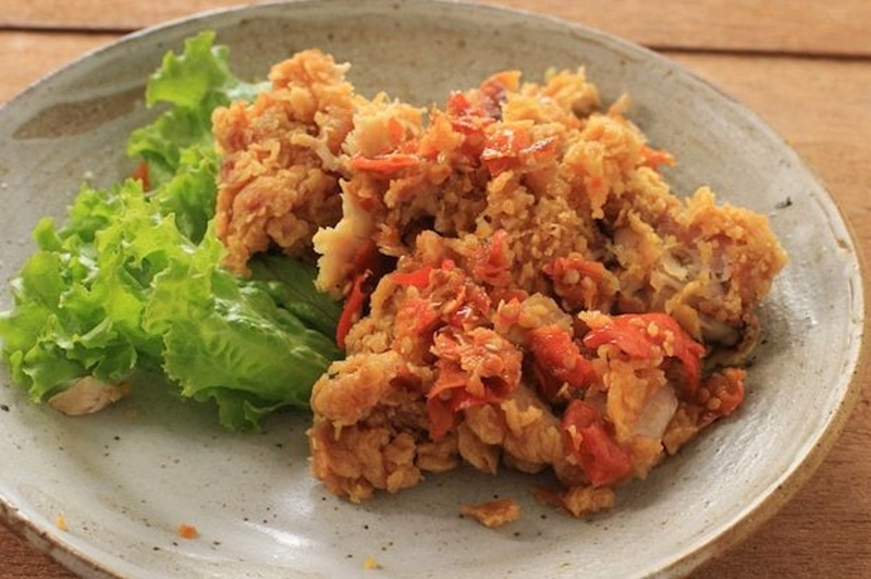 LEZAT: potongan ayam geprek dengan sambal di atasnya yang menggugah selera