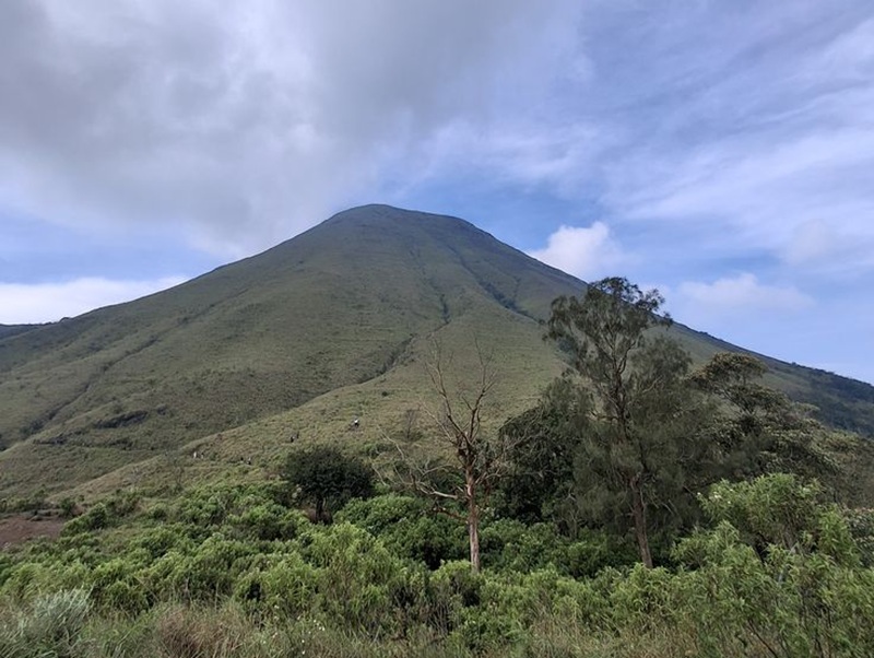 MEGAH: Pemandangan puncak gunung penanggungan dari puncak sarah klopo