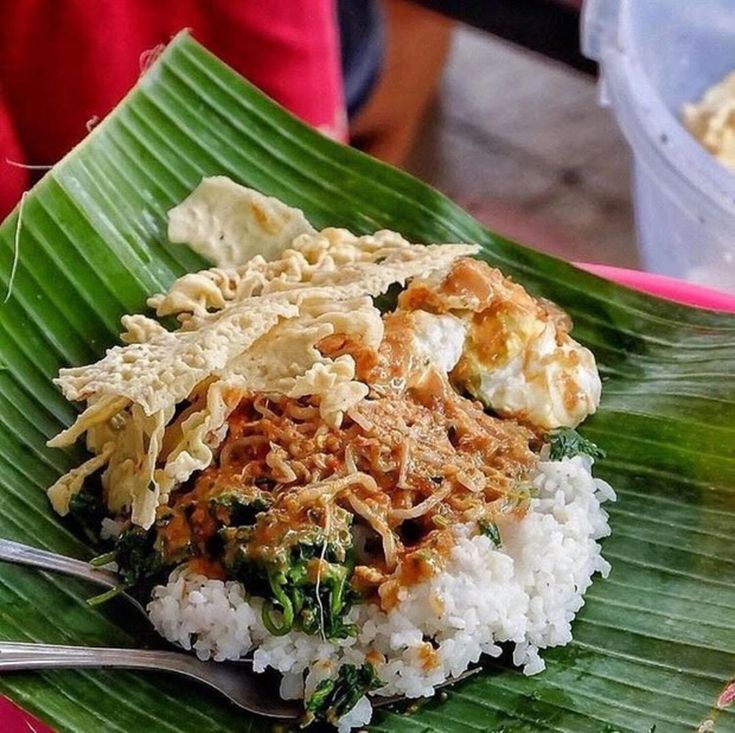 GURIH: Nasi pecel khas Klojen dengan bumbu kacang kental dan lauk tradisional yang menggugah selera.
