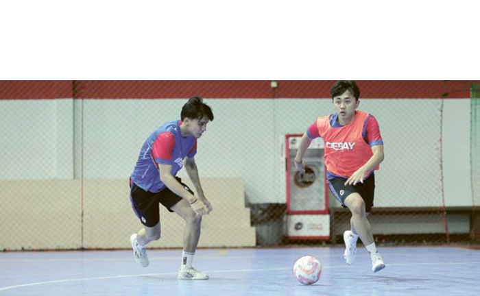 ON FIRE: Adam Ahlan (kanan) berusaha melewati Wais Alkarni dalam sesi latihan di Unggul Sports Center, kemarin.