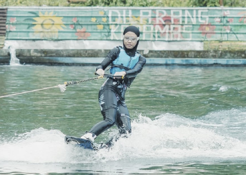 TERUS BERLATIH: Atlet Ski Air Kota Malang berusaha menjaga keseimbangan dalam sesi latihan di Embung Cempaka Sumberpasir, Kecamatan Pakis, beberapa waktu lalu.