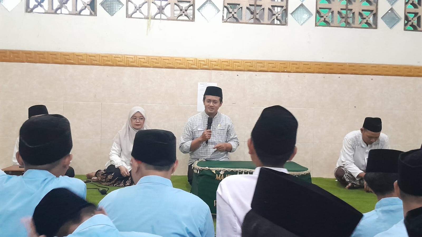 KHIDMAT. Para siswa MTs Hasyim Asy