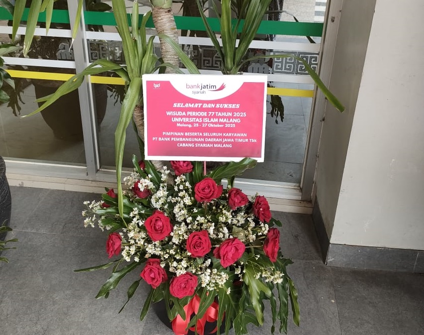 PEDULI: UNISMA mengusung nilai keberlanjutan melalui simbol Green Graduation Movement, sebuah gerakan yang merepresentasikan komitmen universitas terhadap pelestarian lingkungan.
