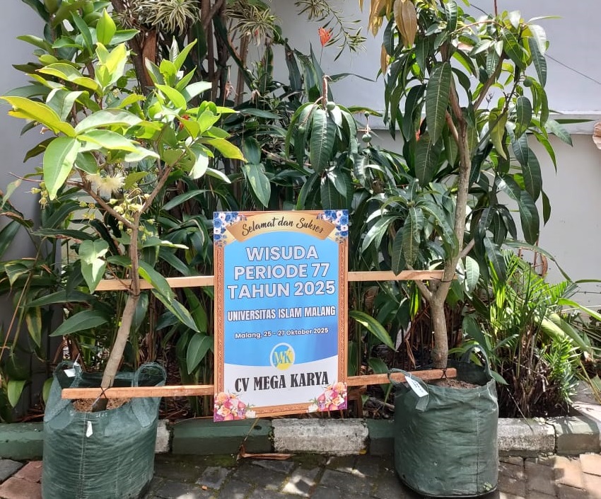 GERAKAN HIJAU: Setiap fakultas, lembaga, unit kerja, dan mitra UNISMA turut mengirimkan pot tanaman hijau sebagai wujud nyata kontribusi terhadap lingkungan.