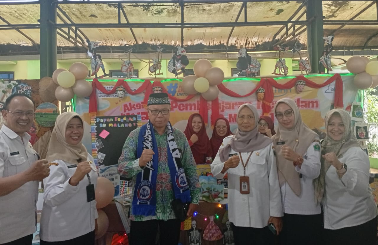BANGGA: Kepala BBGTK Provinsi Jatim Kemendikdasmen Dr Abu Khaer M Pd (tiga dari kiri) mengunjungi stan peserta Pembelajaran Mendalam bersama jajaran Disdikbud Kota Malang, Rabu (29/10).
