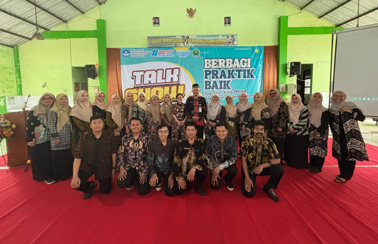 SEMANGAT: Fasilitator dan panitia talk show Pembelajaran Mendalam Tahap 1 di SDN Model Kota Malang.
