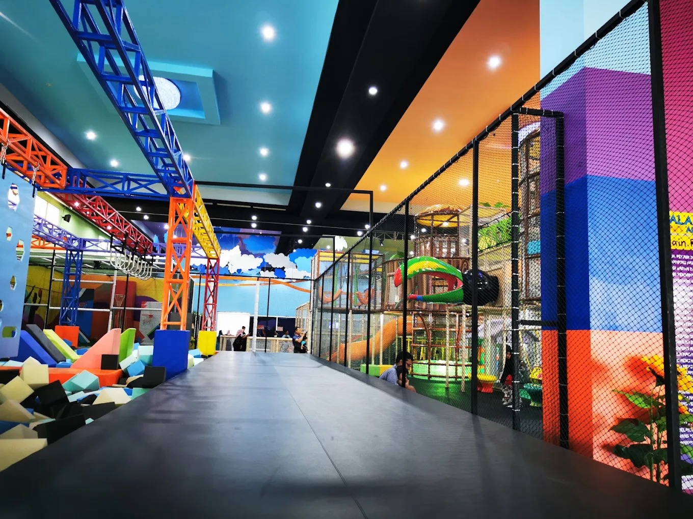 SERU: Malang Smart Arena, arena yang menawarkan konsep indoor dengan beragam permainan ketangkasan dan kerja sama tim.