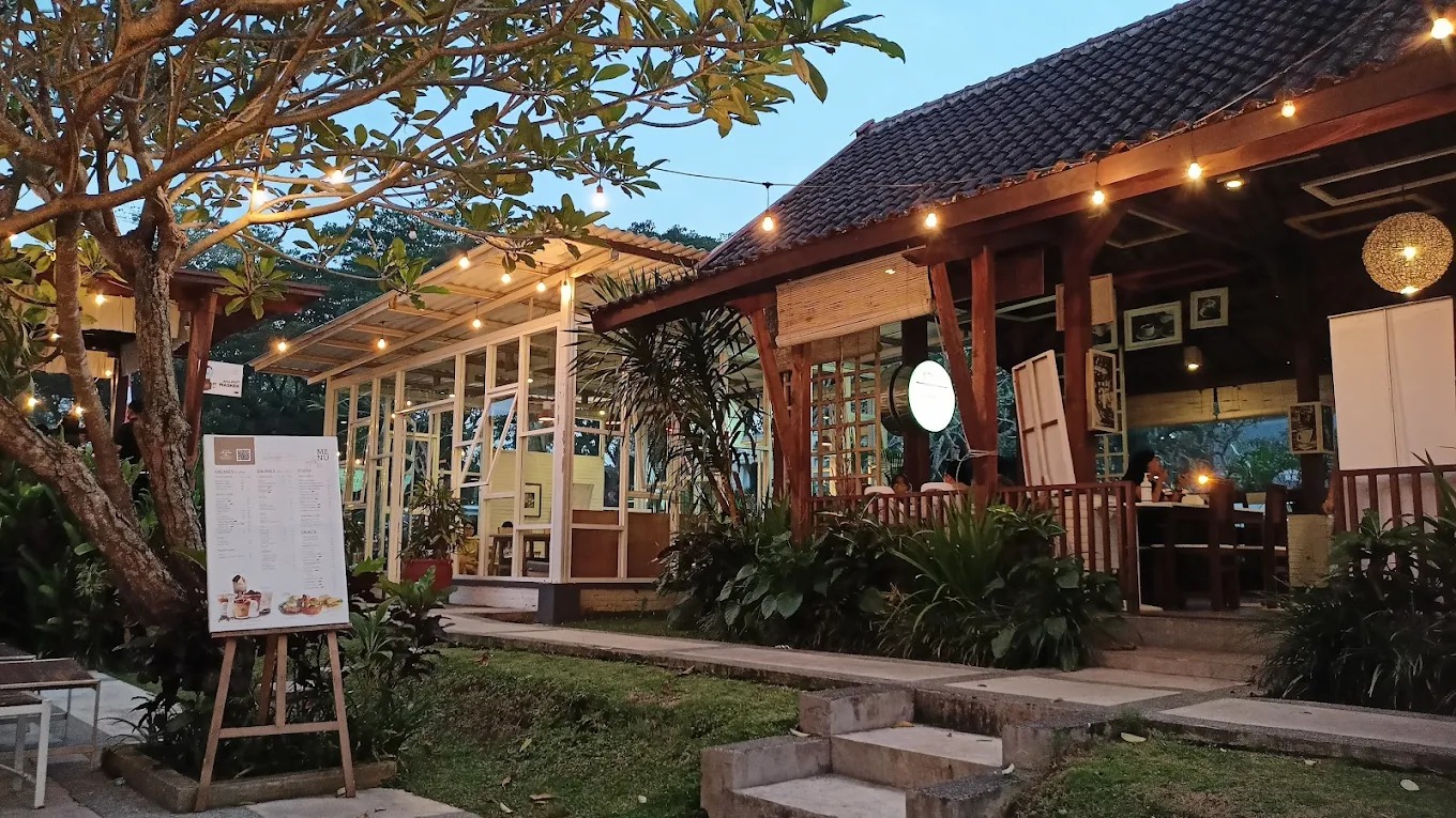 MENENANGKAN: Bataputi Coffee House menghadirkan atmosfer alami yang menenangkan, berlokasi di kawasan Araya, Malang.