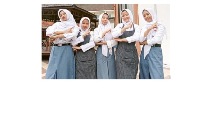 TERBAIK : Penulis berita dari kelompok Cendikia yang terdiri dari Muda Inggrit Vulana dan Chamelia Nida Alima X PHT 2, Almirah Mahardika dan Aisyah Indah Safira X KL 1, serta Raihana Yasmin Faiha X PS