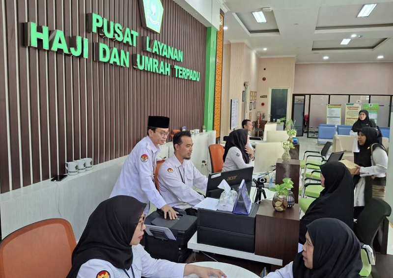 VERIFIKASI DATA: Para pegawai di Kantor Kementerian Agama (Kemenag) Kota Malang melakukan pengecekan data calon jamaah haji yang dijadwalkan berangkat pada April 2026.