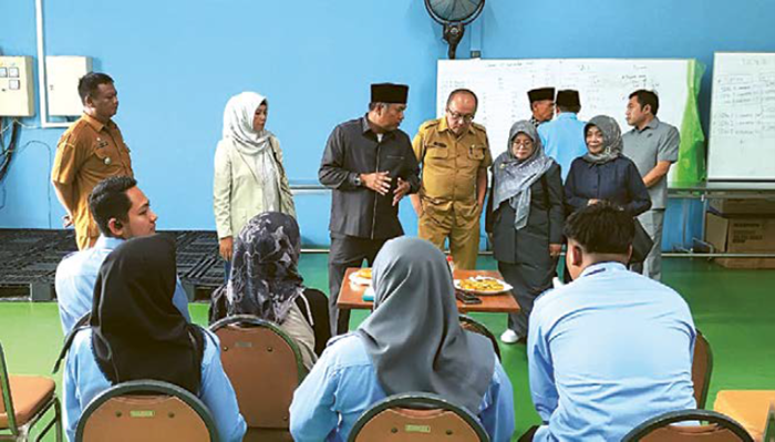 PASTIKAN SESUAI SOP: Komisi IV DPRD Kabupaten Malang meninjau operasional SPPG Sidodadi di Kecamatan Lawang, Senin lalu (27/10).