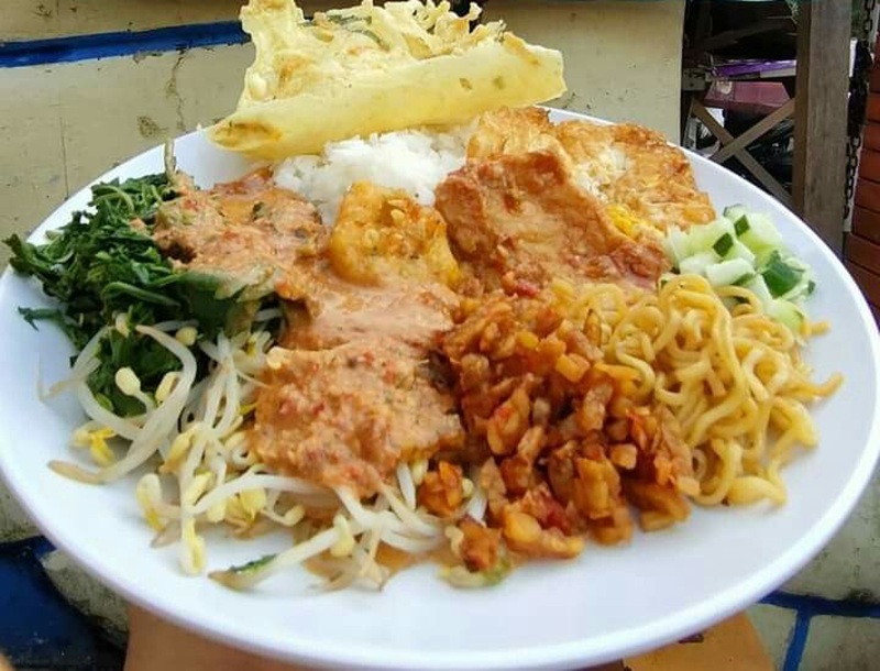 ENAK: Nasi pecel sambal tumpang khas pedas gurih