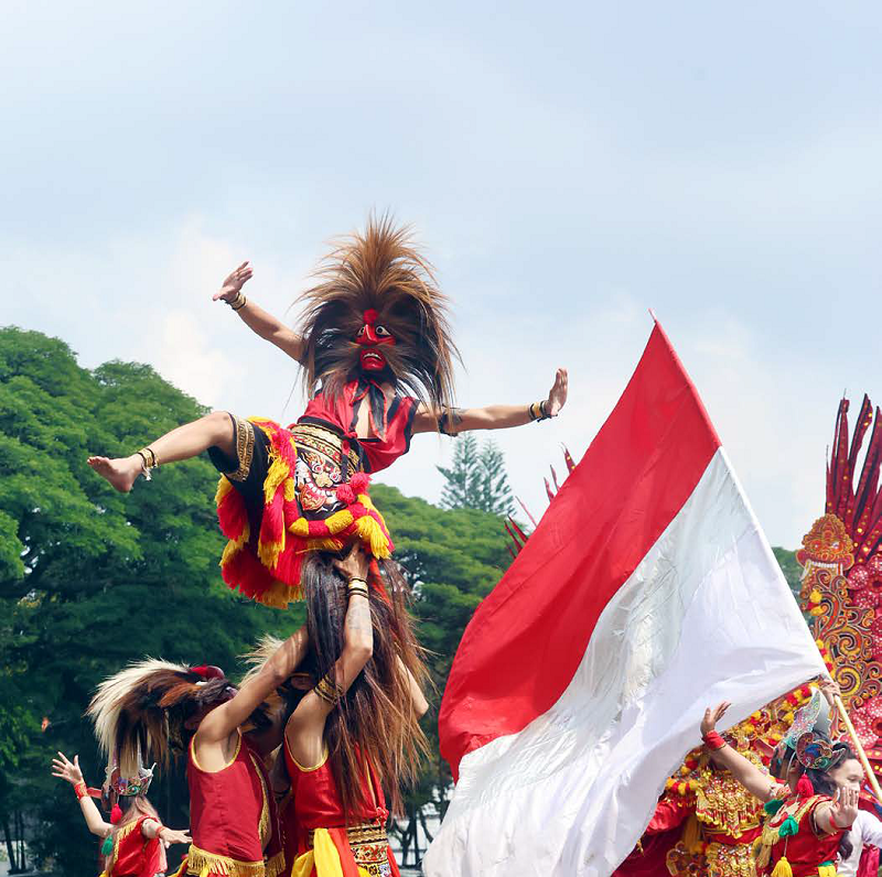 SENI BUDAYA: Pemuda Kota Malang menampilkan kesenian reog di halaman balai kota kemarin (28/10). Atraksi sebagai simbol kepedulian pemuda terhadap masa depan bangsa.