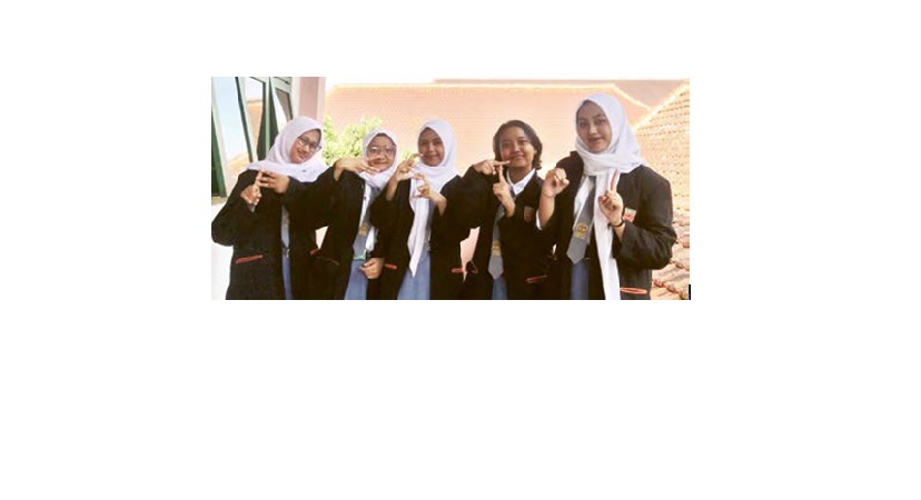 BERSEMANGAT: Kelompok Best One yang terdiri dari Mazaya Dhia A, Nadhira Izzah, Syifa Estu N, Ufairah Az-zahirah B, dan Rajwaa Raihana R antusias mengikuti pelatihan jurnalistik.