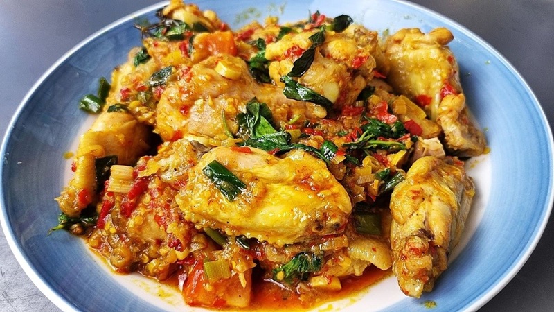 KREASI AYAM: Ayam woku khas manado dengan aroma kemangi