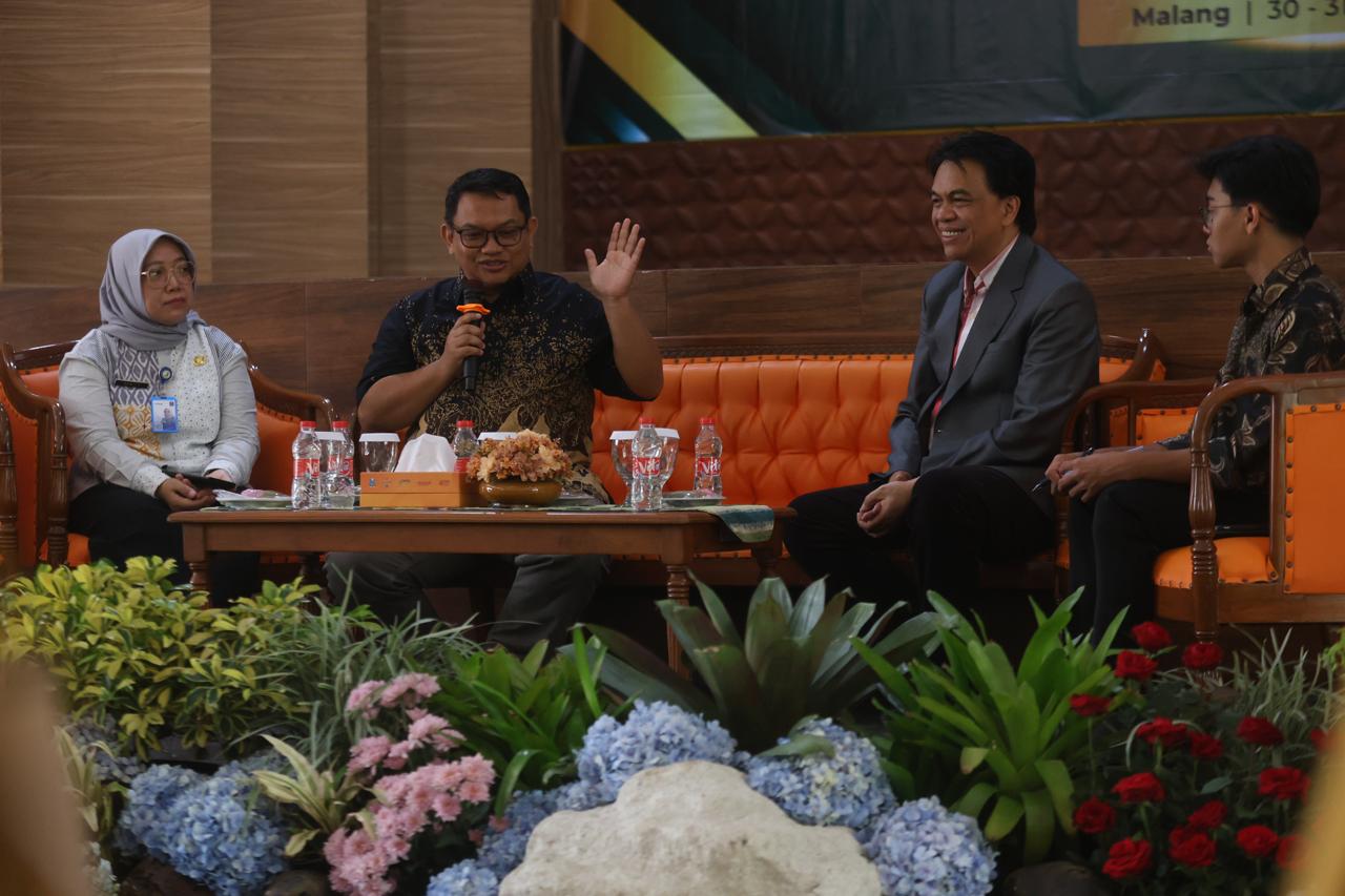 GATHERING: Dari kiri, Kabag Tata Laksana Biro Organisasi Setdaprov Jatim Wiwit Kurniawati, Direktur JPRM Tauhid Wijaya, Wadek FIA UB Fadillah Amin, dan moderator Fitra.