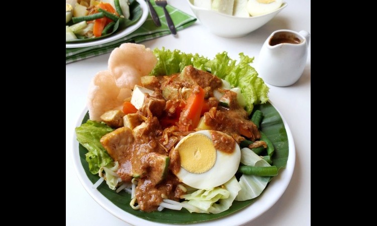 LEZAT: Sepiring gado-gado khas Pasuruan dengan bumbu kacang kental dan sayuran segar yang menggoda, jadi favorit warga lokal dari dulu hingga kini.