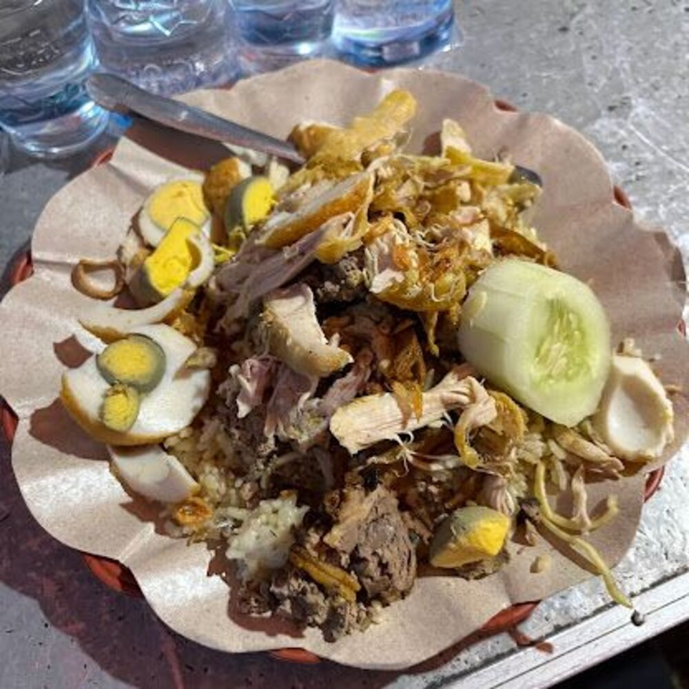 SEJUK DAN NIKMAT: Nasi Menok khas Magetan disajikan dengan urap, sambal kelapa, dan lauk sederhana yang kaya rasa bukti kelezatan tradisi kuliner pedesaan yang tak lekang oleh waktu.