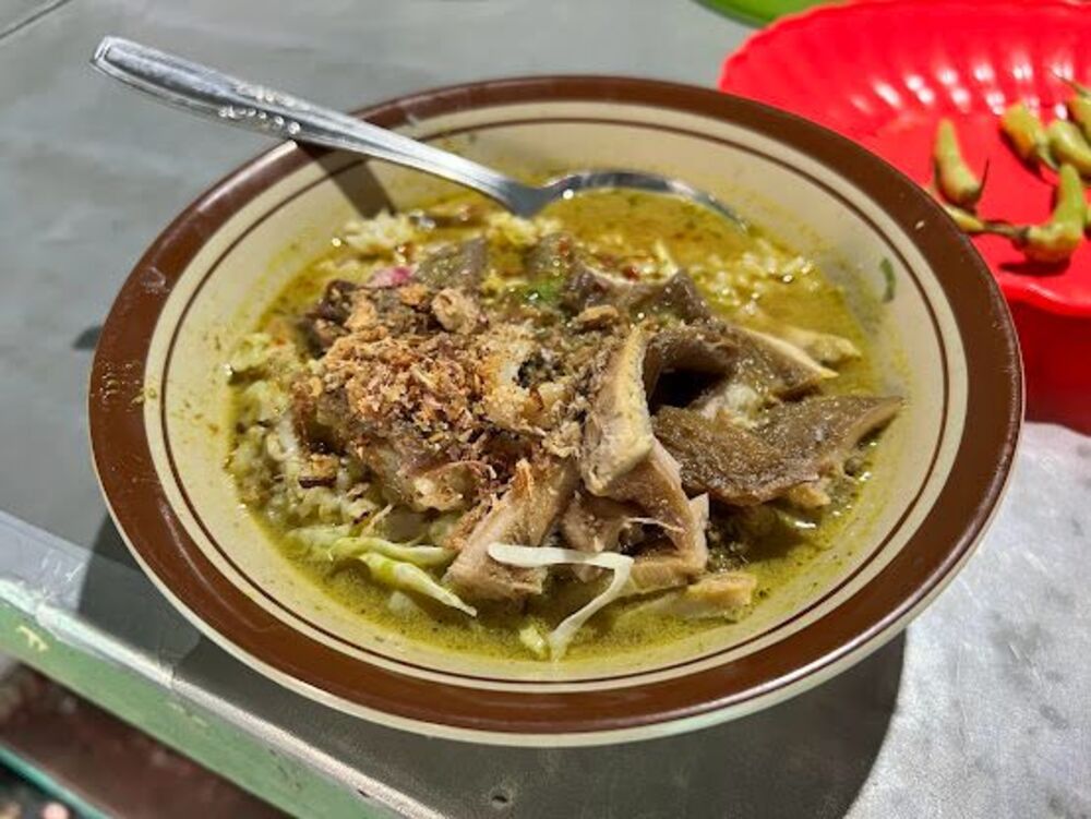 LEGENDA KULINER: Soto Kutilang khas Magetan dengan kuah bening gurih dan suwiran ayam kampung jadi menu favorit warga dan wisatawan sejak puluhan tahun lalu.