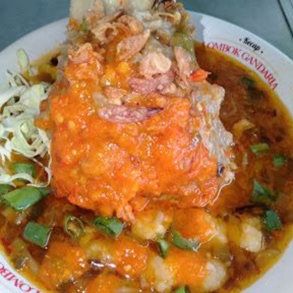 PANAS MEMBARA: Bakso Lava khas Magetan dengan isi sambal melimpah dan kuah panas ini jadi pilihan wajib bagi pecinta kuliner pedas ekstrem.