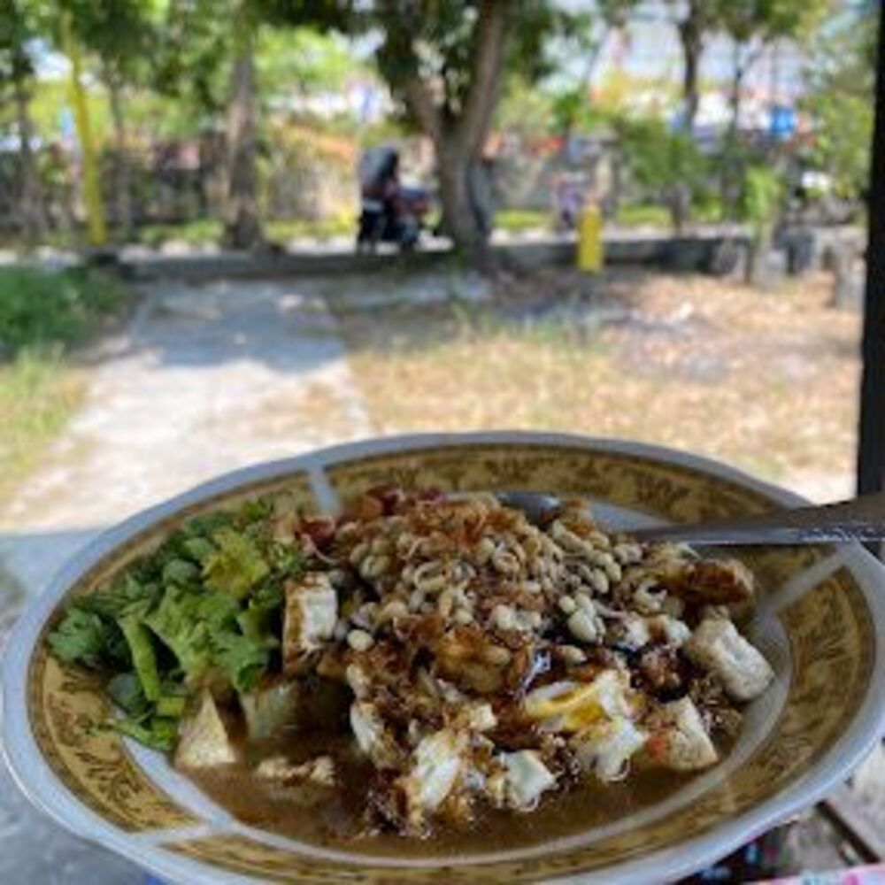 HANGAT DAN NIKMAT: Tepo Tahu khas Magetan dengan lontong lembut, tahu goreng, dan bumbu kacang pedas jadi sajian sederhana yang selalu dirindukan.