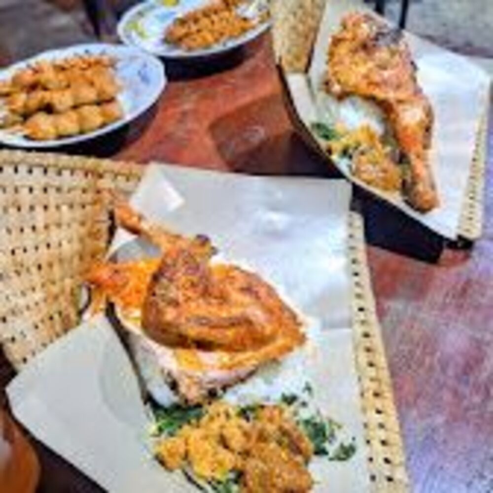 AROMA LEGENDA: Ayam Panggang Gandu khas Magetan dimasak di atas bara kayu bakar, menghadirkan rasa gurih manis dan aroma tradisional yang menggoda.