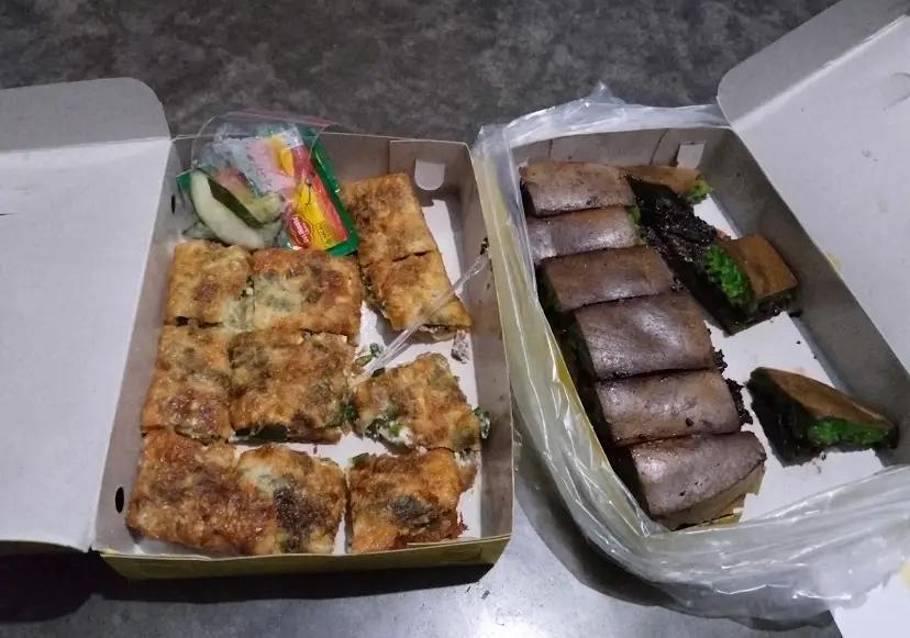 MENGGODA SELERA: Pedagang martabak di sekitar Alun-Alun Jombang mulai sibuk melayani pembeli saat malam tiba. Aroma manis dan gurih martabak menjadi magnet bagi para penikmat kuliner malam.
