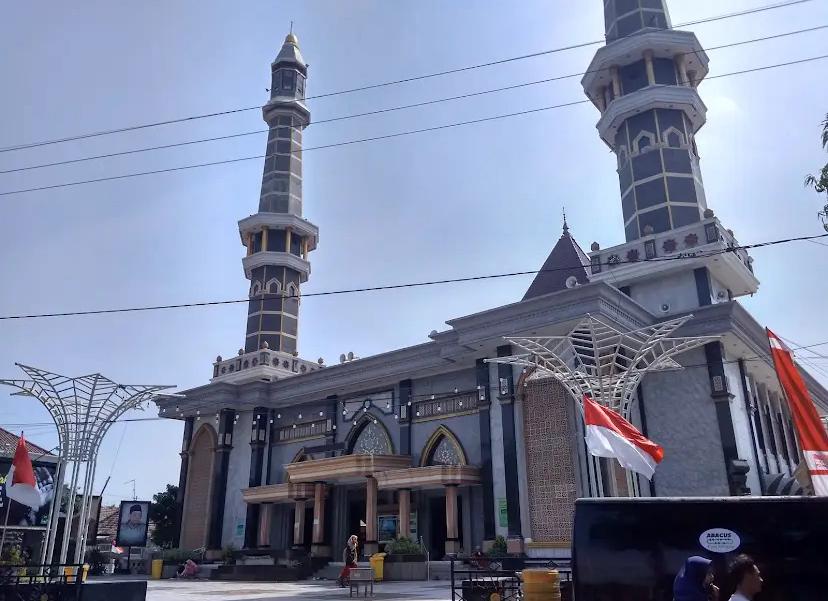 KHIDMAT DAN BERMAKNA: Pengunjung berfoto di area masjid tua di Jombang. Arsitektur klasik dan nilai sejarahnya menjadi daya tarik wisata religi di kota santri ini.