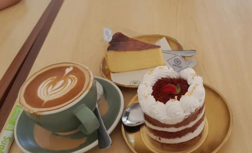 MANIS DAN LEZAT: Sepotong tiramisu disajikan di atas meja kafe di pusat Kota Nganjuk. Cita rasa lembut dengan sentuhan kopi membuatnya jadi dessert favorit anak muda.