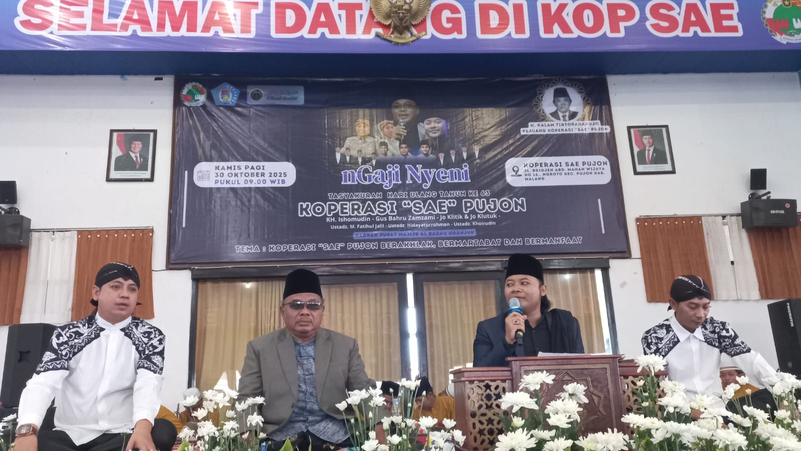 TUSIYAH: Gus Bahru Zamzami dari Ngajuk menyampaikan tusiyah didampingi abahnya KH Ishomuddian (dua dari kiri) dan dua pelawak Jo Klitik & Jo Klutuk.