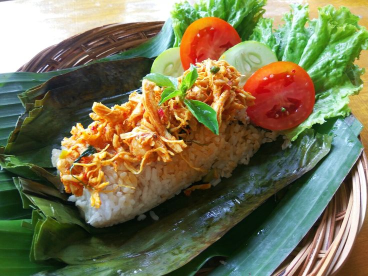 GURIH: Menikmati sarapan hangat nasi bakar ayam suwir.