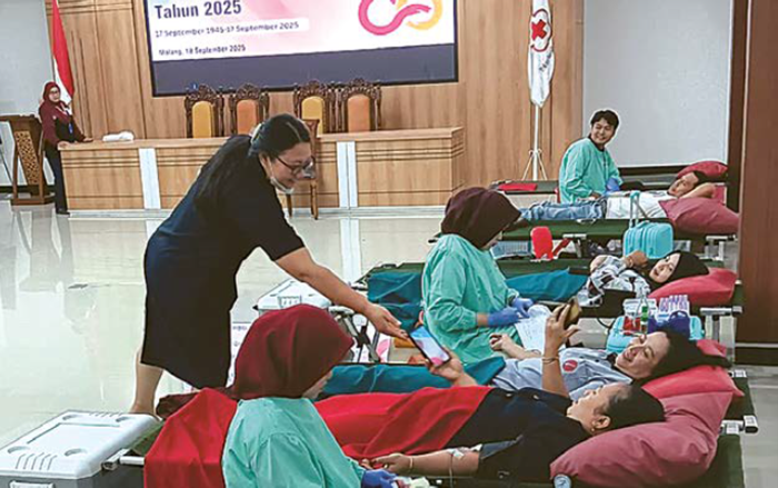 RUTIN SAMBANGI BANYAK TEMPAT: Kegiatan donor darah dilakukan di Markas PMI Kabupaten Malang di Kecamatan Pakisaji, beberapa waktu lalu.