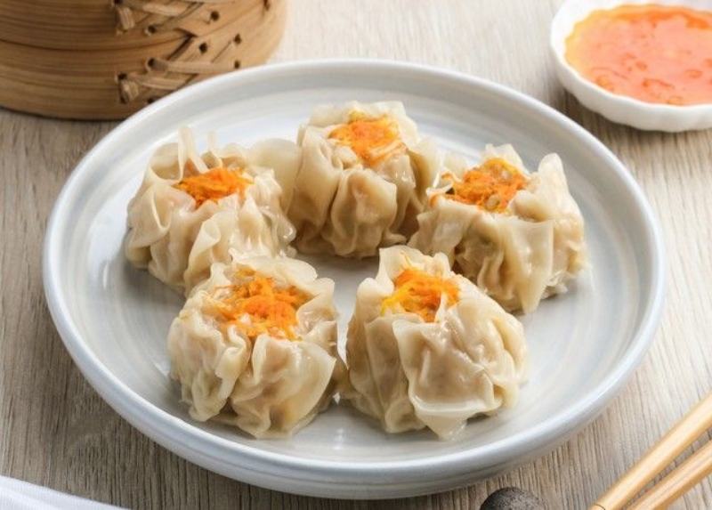 GURIH: Dimsum ayam di berbagai sudut Lamongan hadir dengan rasa lembut dan isi melimpah yang bikin kenyang tanpa bosan.