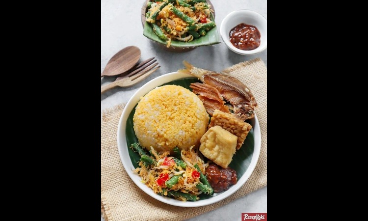 KLASIK & MENGENYANGKAN: Sepiring nasi jagung hangat khas Pasuruan dengan lauk ikan asin dan sayur, menghadirkan cita rasa tradisional yang tak lekang oleh waktu
