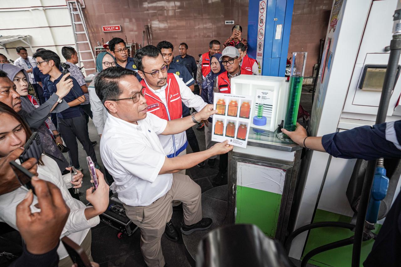 TANGGAP: Tinjau Langsung SPBU di Jawa Timur, Dirut Pertamina Patra Niaga bersama Dirjen Migas tegaskan komitmen layani keluhan konsumen.