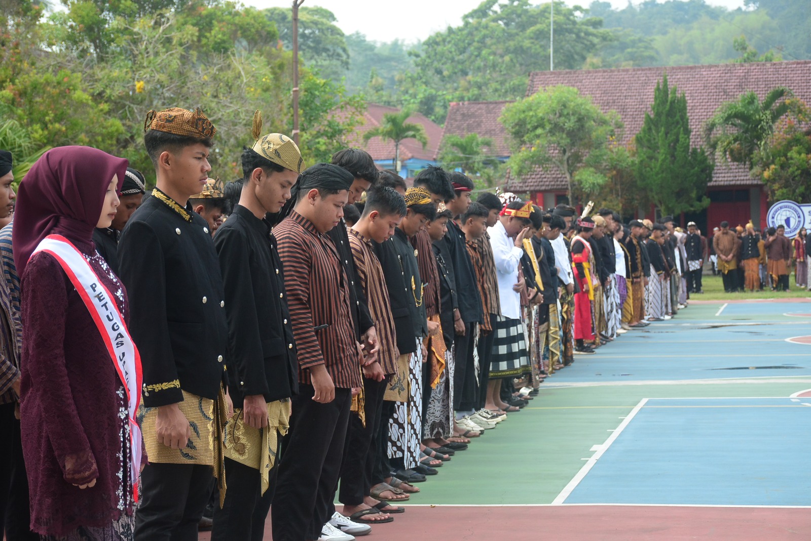 KHIDMAT: Seluruh siswa SMK NEGA mengikuti upacara peringatan Hari Sumpah Pemuda, pada Selasa (28/10).