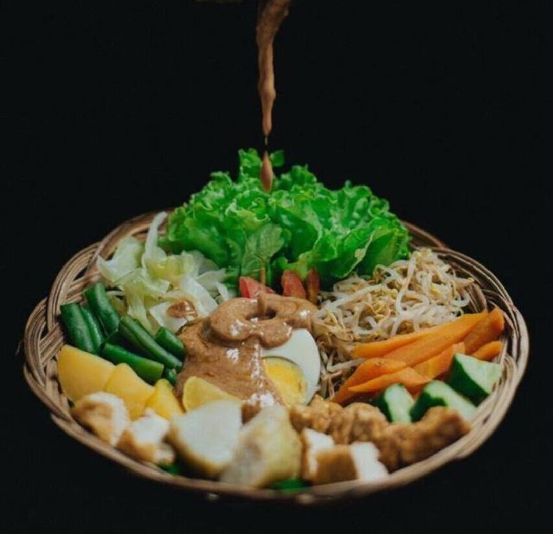 GADO GADO: Indonesia punya tipikal salad sayur yang nikmat dengan cita rasa lokal, yakni gado&nbsp;gado