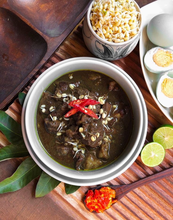 LEGENDARIS: Rawon khas Malang dengan kuah hitam gurih dan potongan daging empuk jadi pilihan favorit warga kota.