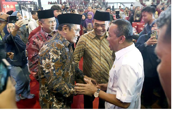 SAMBANG KAMPUS: Menteri ESDM Bahlil Lahadalia (kanan) bersalaman dengan Rektor UMM Prof Dr Nazaruddin Malik disaksikan Penasihat Khusus Presiden Bidang Haji Muhadjir Effendy di UMM kemarin.