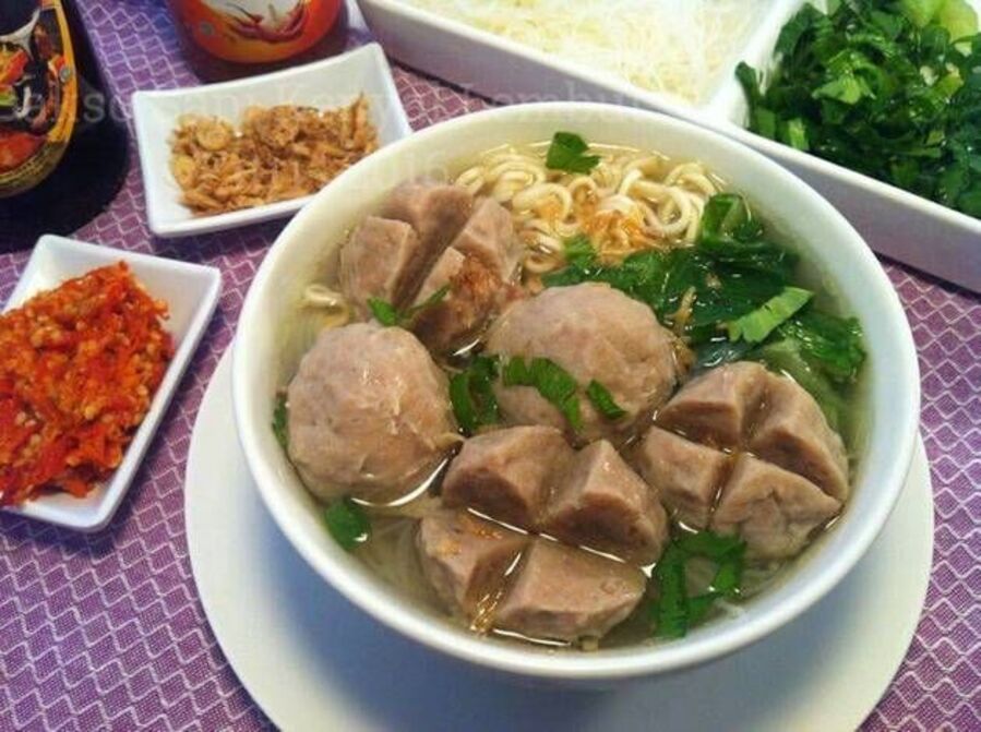 LEZAT: Kuah gurih dan daging padat jadi ciri khas bakso viral di Surabaya yang selalu ramai pengunjung.